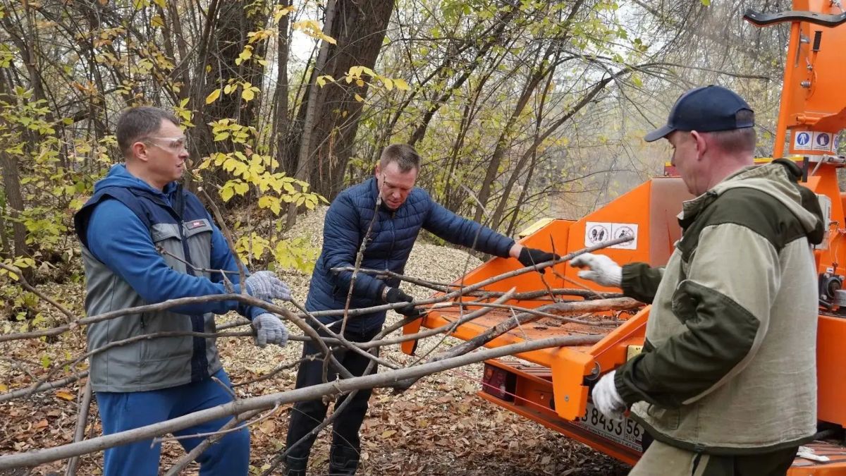 В Оренбурге проходят окружные субботники В Оренбурге проходят окружные субботники