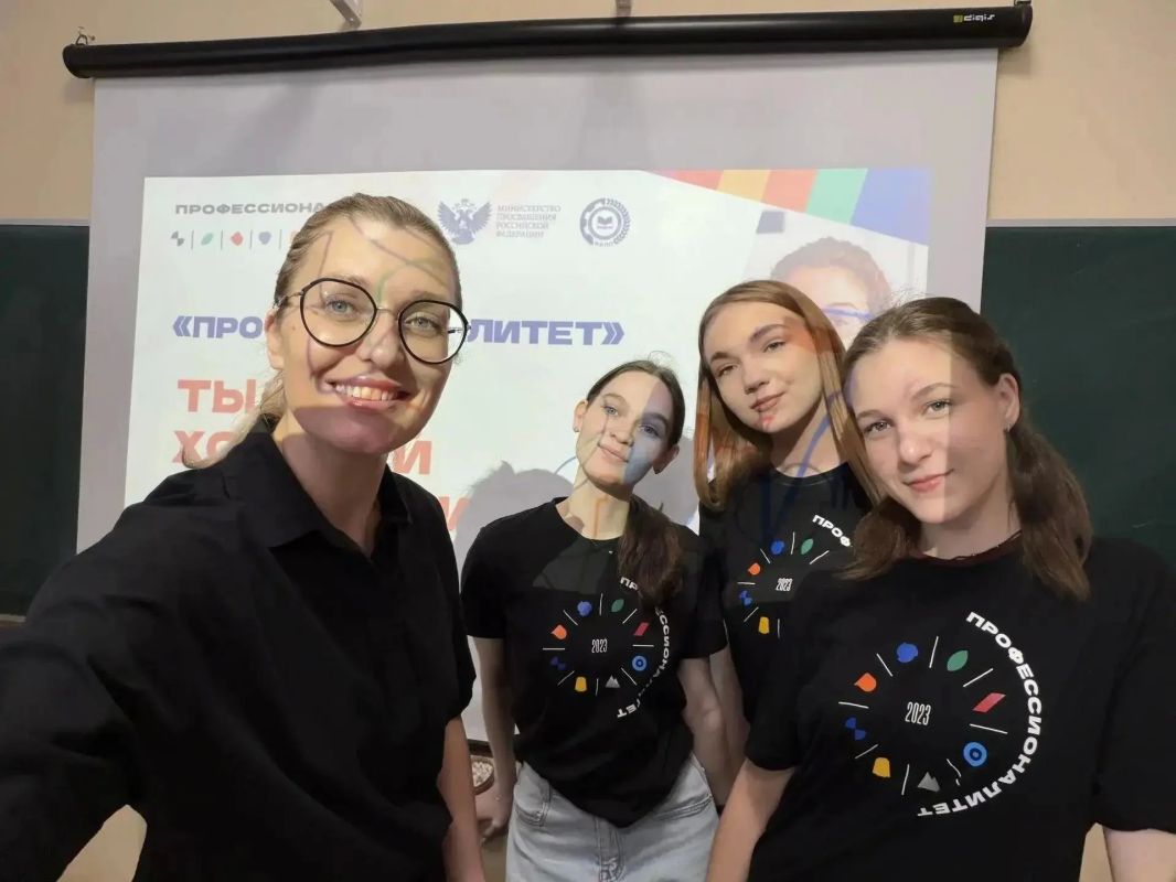 В Оренбуржье проходят Всероссийские классные часы «Профессионалитет: ты в хорошей компании!» В Оренбуржье проходят Всероссийские классные часы «Профессионалитет: ты в хорошей компании!»