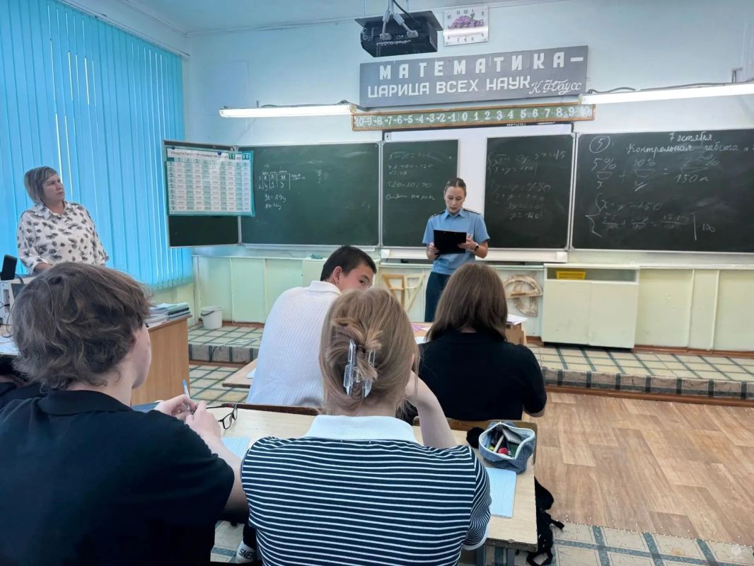 Сотрудники МЧС России провели в школах Адамовского района уроки по гражданской обороне Сотрудники МЧС России провели в школах Адамовского района уроки по гражданской обороне
