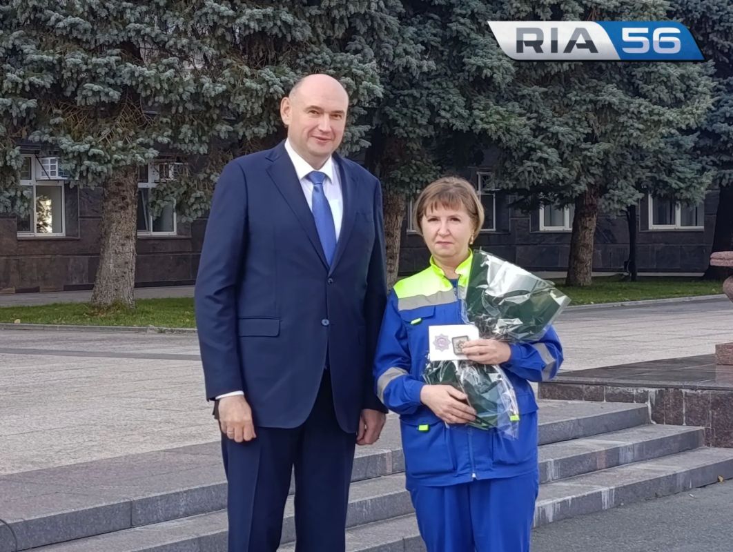 В Оренбурге медикам вручили новые спецмашины и почетные знаки В Оренбурге медикам вручили новые спецмашины и почетные знаки