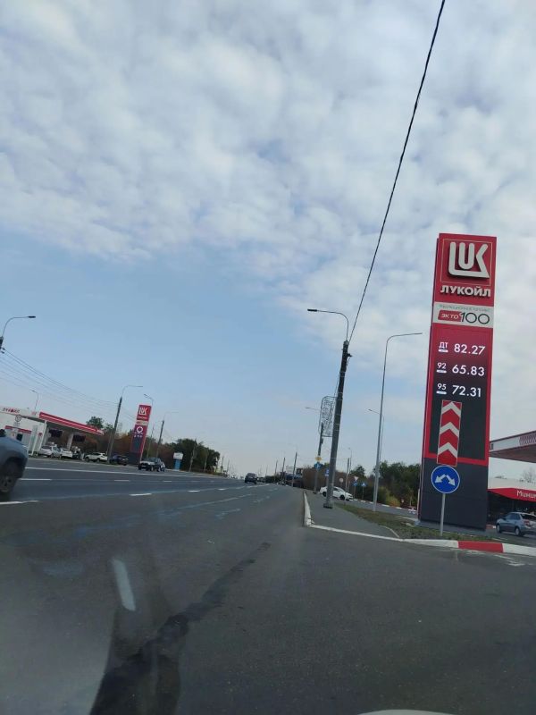 Автомобилисты Оренбурга отмечают, что стоимость литра бензина АИ-95 на некоторых АЗС превысила 70 рублей Автомобилисты Оренбурга отмечают, что стоимость литра бензина АИ-95 на некоторых АЗС превысила 70 рублей