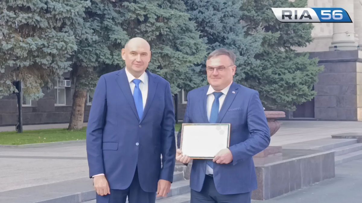 В Оренбурге медикам вручили новые спецмашины и почетные знаки В Оренбурге медикам вручили новые спецмашины и почетные знаки