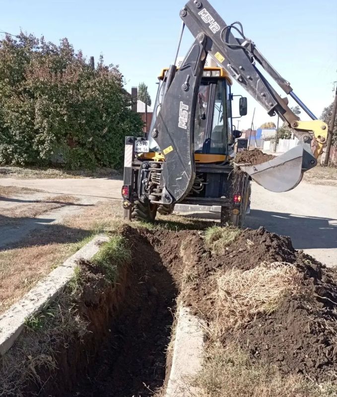 В Орске чистят водопропускные канавы В Орске чистят водопропускные канавы