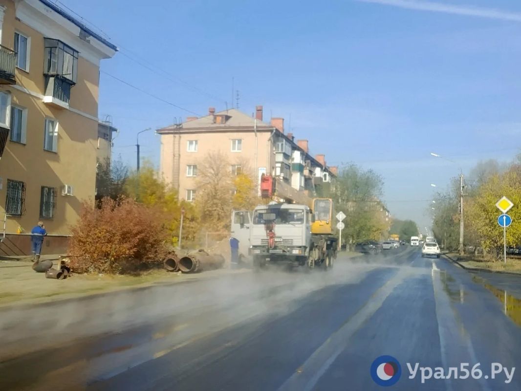 В Орске на перекрестке улиц Станиславского и Макаренко льется кипяток