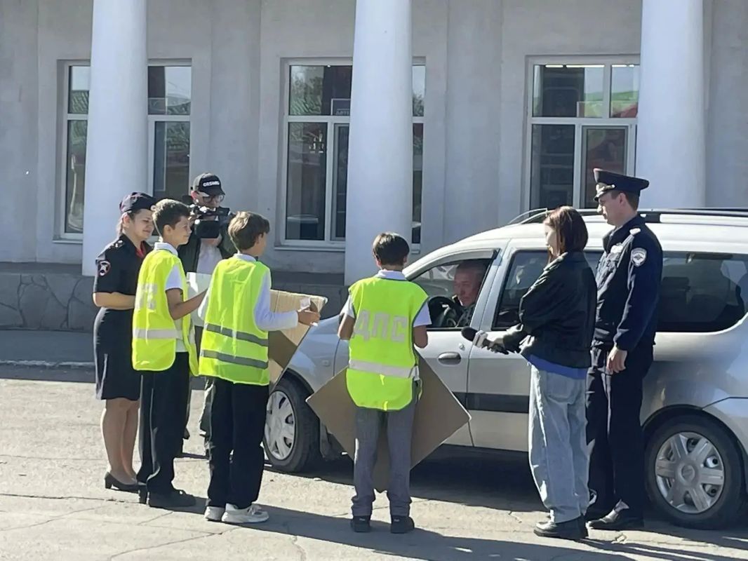 Сотрудники Госавтоинспекции МУ МВД России “Орское” совместно с отрядом юных инспекторов движения школы № 27 и руководителем центра “Светофор” провели профилактическую акцию «Знаки приоритета — в приоритете!» Сотрудники Госавтоинспекции МУ МВД России “Орское” совместно с отрядом юных инспекторов движения школы № 27 и руководителем центра “Светофор” провели профилактическую акцию «Знаки приоритета — в приоритете!»