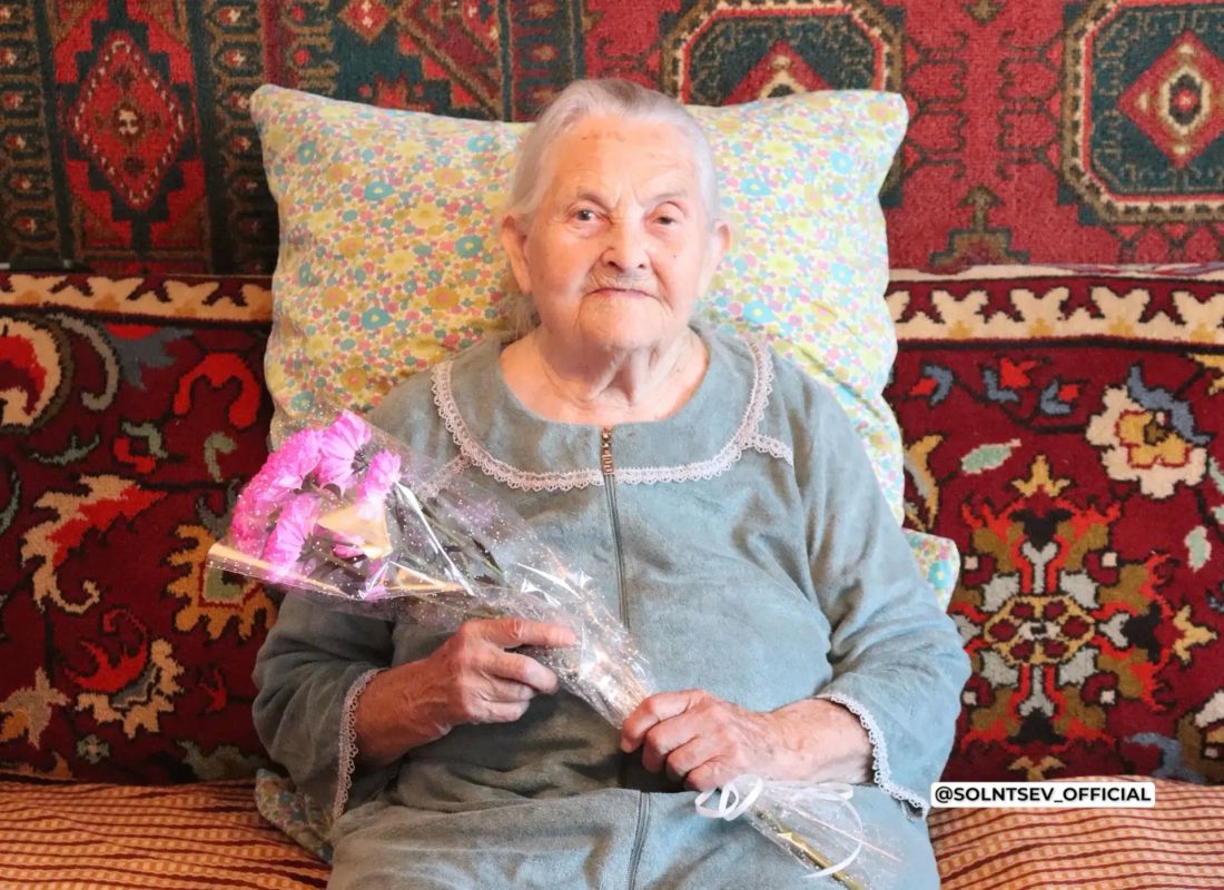 Евгений Солнцев поздравил со 100-летием труженицу тыла Марию Солодкову