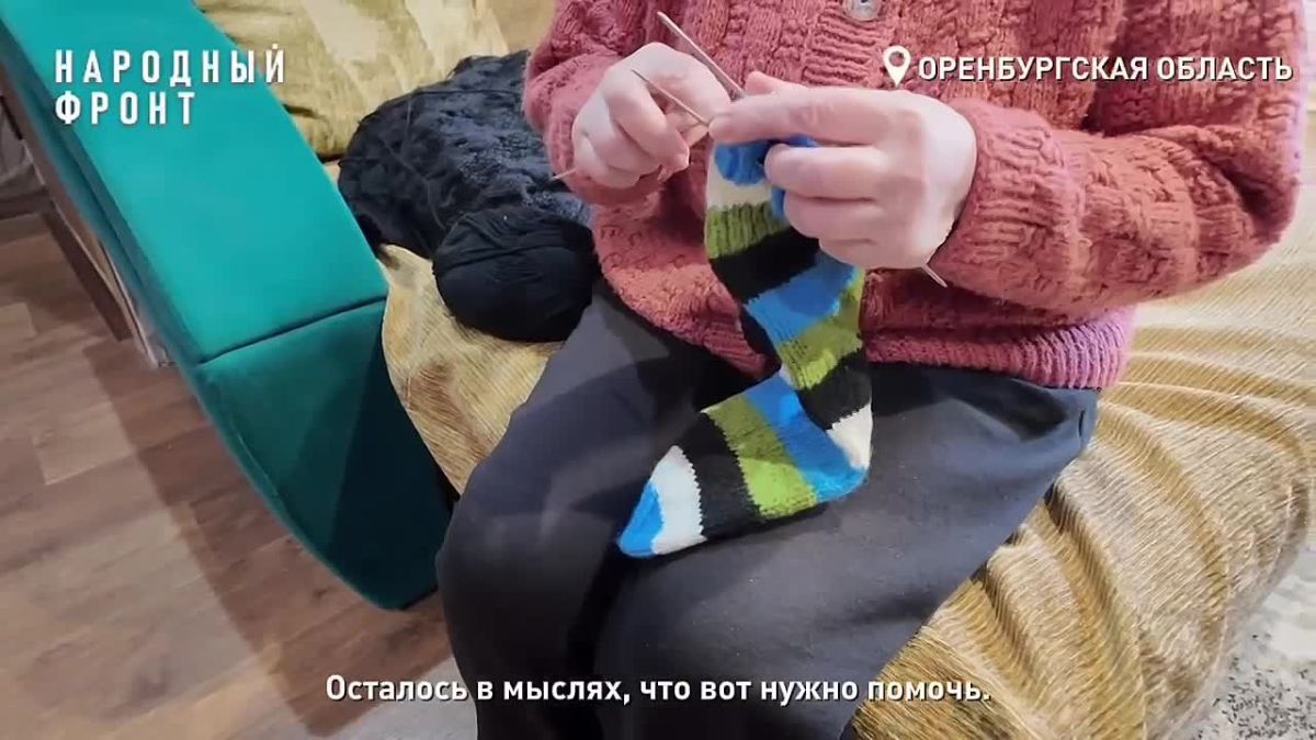 С заботой и молитвой. 70-летняя оренбурженка связала 150 пар носков для бойцов СВО