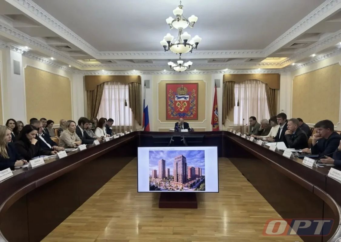 В эти минуты в Доме советов проходит заседании регионального архитектурно-градостроительного Совета под председательством губернатора Евгения Солнцева