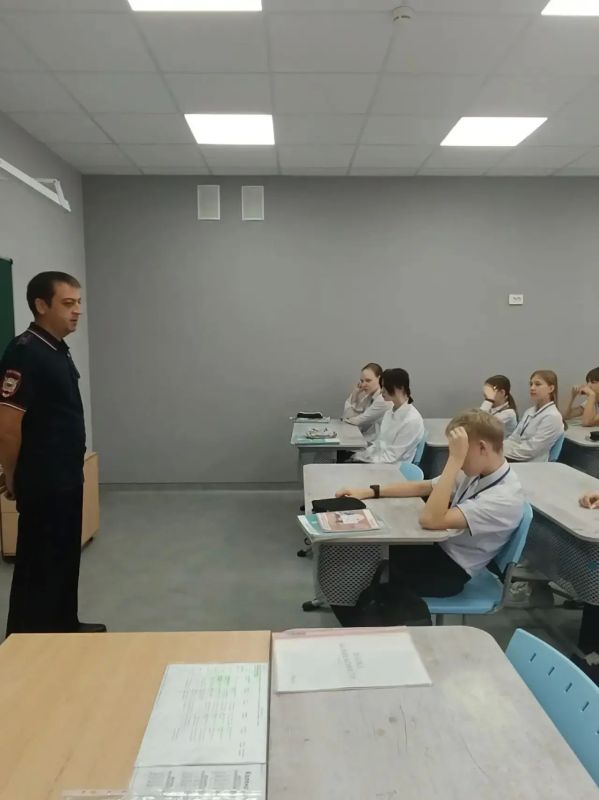 В Оренбурге полицейский провел беседу со школьниками В Оренбурге полицейский провел беседу со школьниками