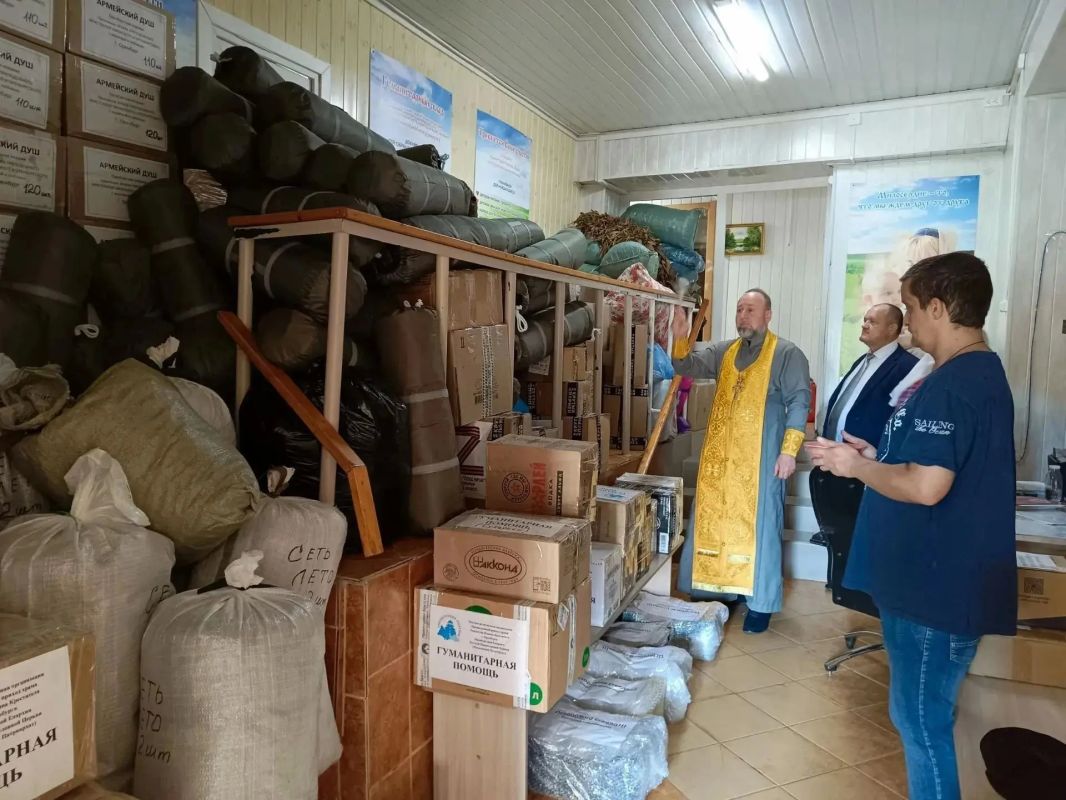 Оренбургский митрополит Петр в ДНР передал 7 тонн гуманитарного груза участникам СВО Оренбургский митрополит Петр в ДНР передал 7 тонн гуманитарного груза участникам СВО