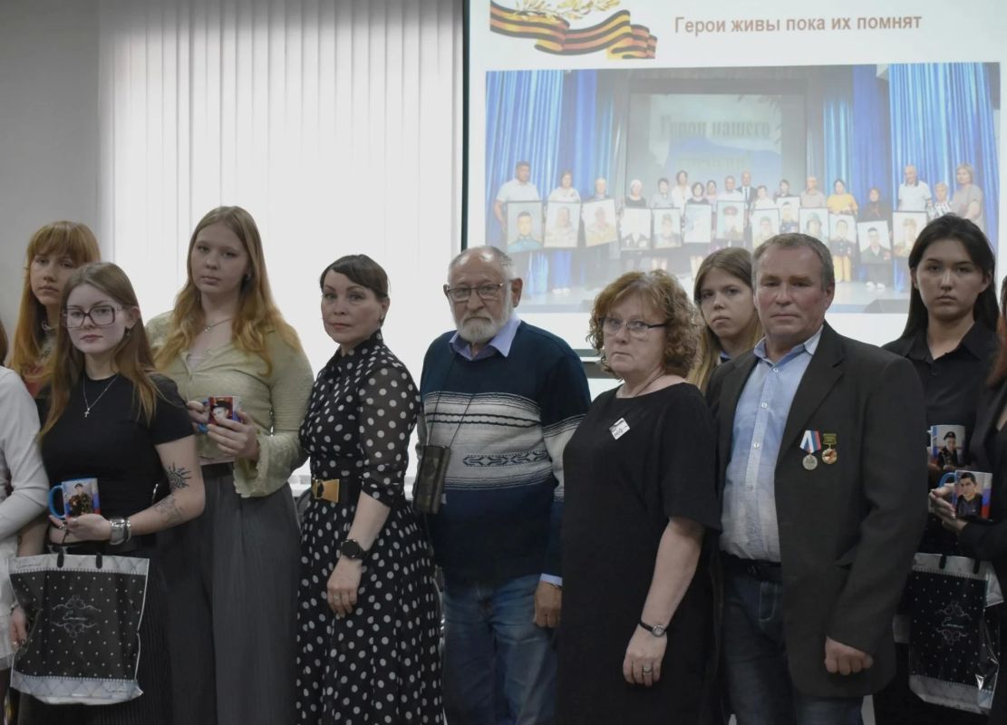 Портреты героев: студенты художественного колледжа дарят семьям память о защитниках Портреты героев: студенты художественного колледжа дарят семьям память о защитниках