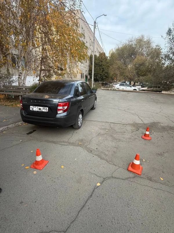 Сотрудники Госавтоинспекции города Орска проводят проверку по факту ДТП в результате которого пострадал пешеход