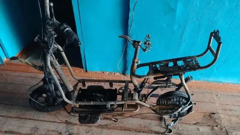 Электроскутер на зарядке стал причиной пожара в многоквартирном доме в Оренбуржье