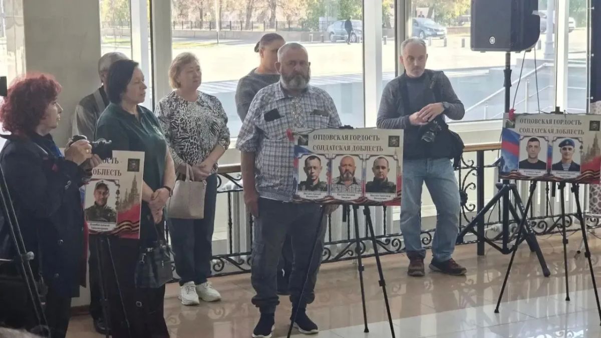 В Оренбурге открылась фотовыставка «Отцовская гордость – солдатская доблесть» В Оренбурге открылась фотовыставка «Отцовская гордость – солдатская доблесть»