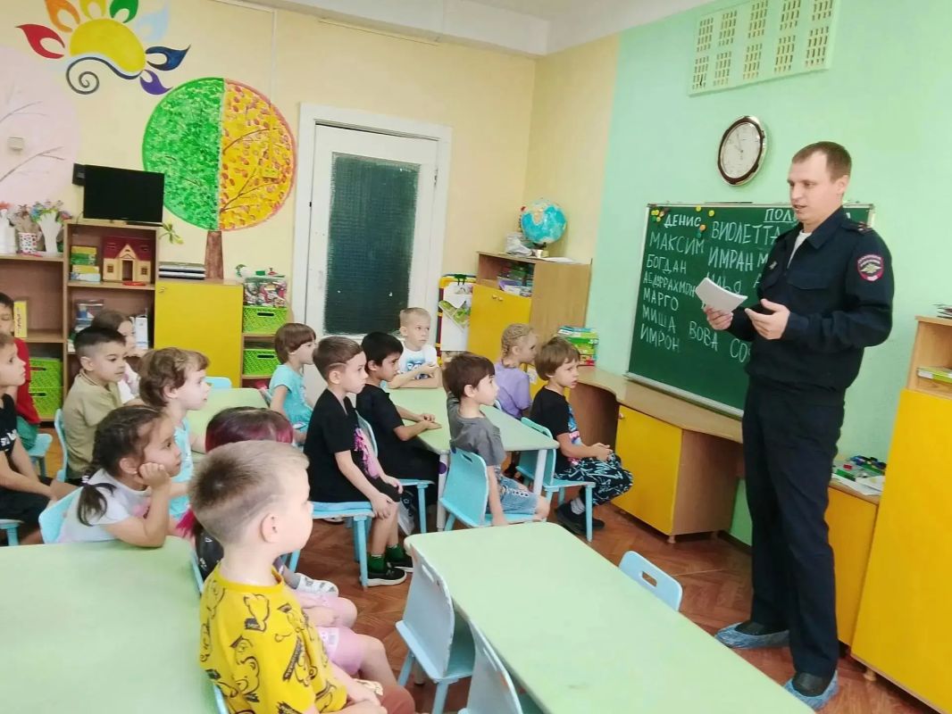 В рамках профилактического мероприятия «Осень без ДТП» , сотрудник Госавтоинспекции МУ МВД России «Орское» провёл занятие в Детском саду №14 г. Новотроицк на тему «Безопасность на дороге — забота о каждом» В рамках профилактического мероприятия «Осень без ДТП» , сотрудник Госавтоинспекции МУ МВД России «Орское» провёл занятие в Детском саду №14 г. Новотроицк на тему «Безопасность на дороге — забота о каждом»