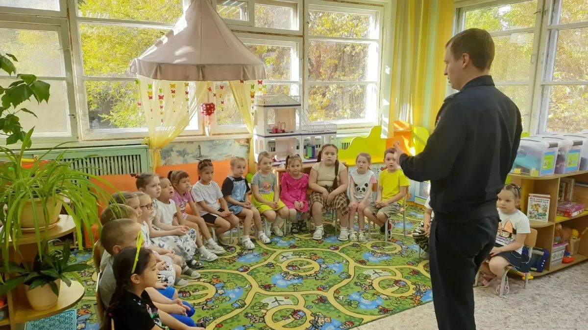 В рамках профилактического мероприятия «Осень без ДТП» , сотрудник Госавтоинспекции МУ МВД России «Орское» провёл занятие в Детском саду №14 г. Новотроицк на тему «Безопасность на дороге — забота о каждом» В рамках профилактического мероприятия «Осень без ДТП» , сотрудник Госавтоинспекции МУ МВД России «Орское» провёл занятие в Детском саду №14 г. Новотроицк на тему «Безопасность на дороге — забота о каждом»