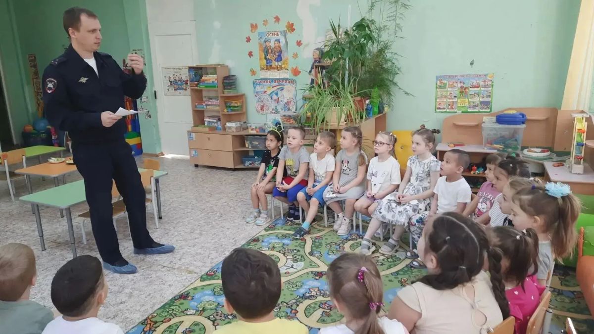 В рамках профилактического мероприятия «Осень без ДТП» , сотрудник Госавтоинспекции МУ МВД России «Орское» провёл занятие в Детском саду №14 г. Новотроицк на тему «Безопасность на дороге — забота о каждом»