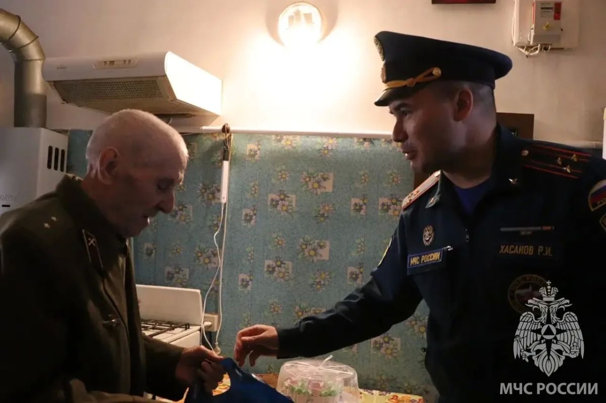 Оренбургские огнеборцы поздравили ветерана пожарной охраны