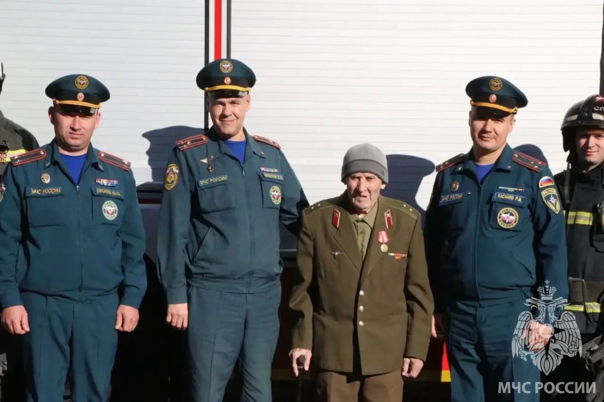 Оренбургские огнеборцы поздравили ветерана пожарной охраны Оренбургские огнеборцы поздравили ветерана пожарной охраны