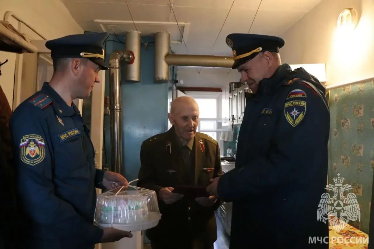 Оренбургские огнеборцы поздравили ветерана пожарной охраны Оренбургские огнеборцы поздравили ветерана пожарной охраны