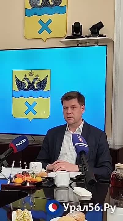 На развязке Загородного шоссе и улицы Гаранькина в Оренбурге начали укладывать асфальт