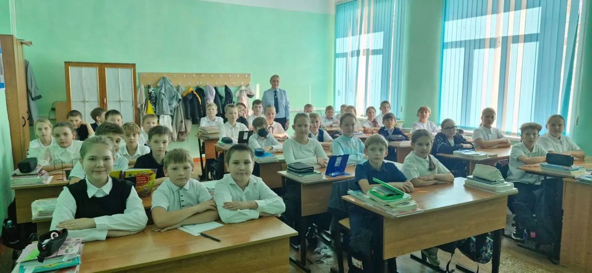 «Знать ПДД — значит быть в безопасности!»: в школах города Соль-Илецка продолжаются встречи с инспектором по пропаганде БДД «Знать ПДД — значит быть в безопасности!»: в школах города Соль-Илецка продолжаются встречи с инспектором по пропаганде БДД