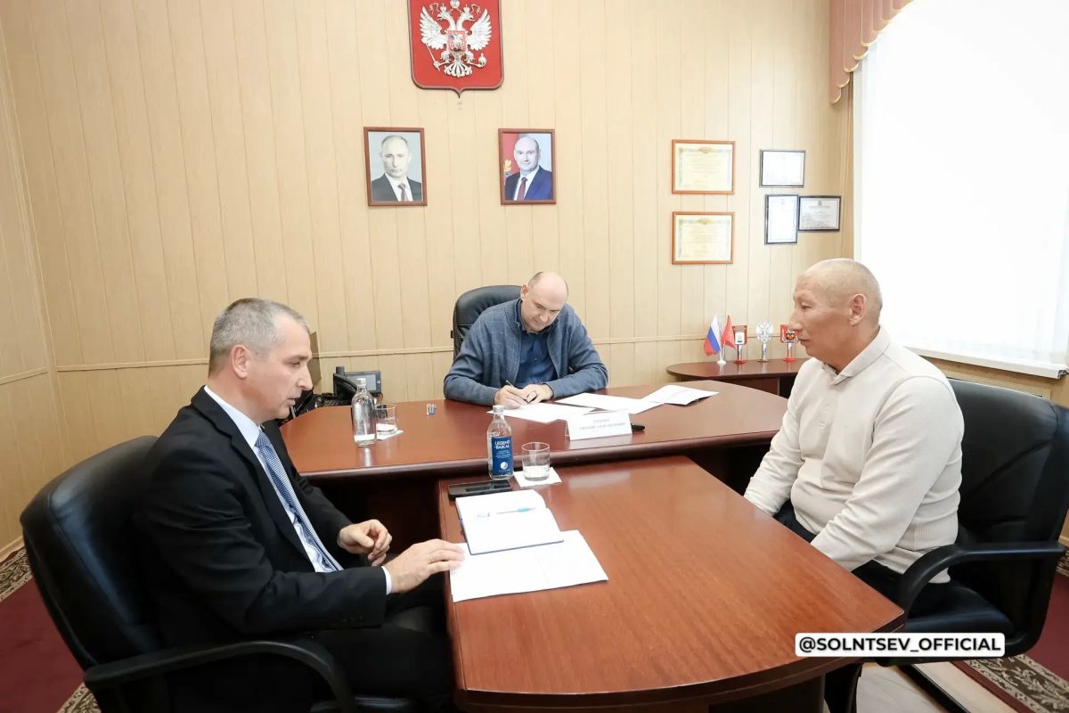 Евгений Солнцев провёл личный приём жителей Адамовского района