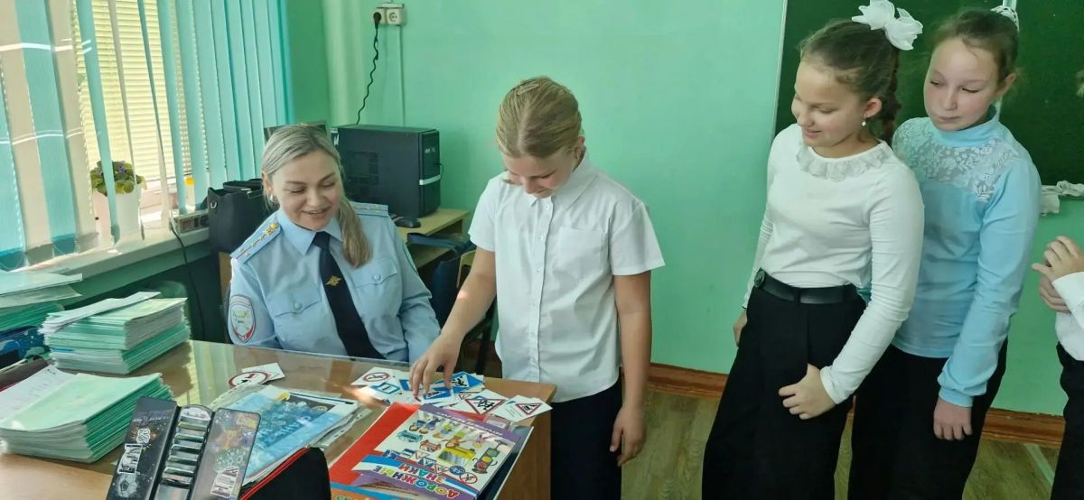 «Знать ПДД — значит быть в безопасности!»: в школах города Соль-Илецка продолжаются встречи с инспектором по пропаганде БДД «Знать ПДД — значит быть в безопасности!»: в школах города Соль-Илецка продолжаются встречи с инспектором по пропаганде БДД