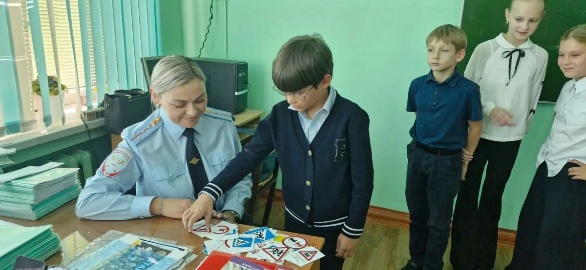 «Знать ПДД — значит быть в безопасности!»: в школах города Соль-Илецка продолжаются встречи с инспектором по пропаганде БДД «Знать ПДД — значит быть в безопасности!»: в школах города Соль-Илецка продолжаются встречи с инспектором по пропаганде БДД