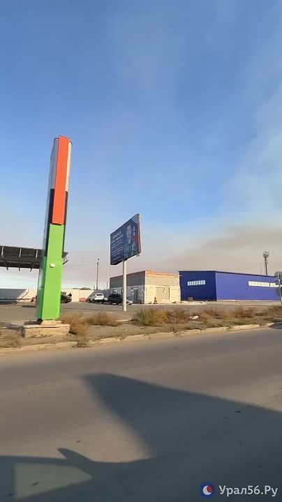 На выезде из старого города Орска стоит сильный смог из-за пожара