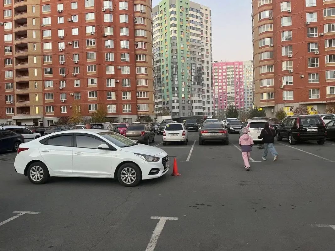 В Оренбурге сотрудники полиции устанавливают обстоятельства ДТП на улице Поляничко В Оренбурге сотрудники полиции устанавливают обстоятельства ДТП на улице Поляничко