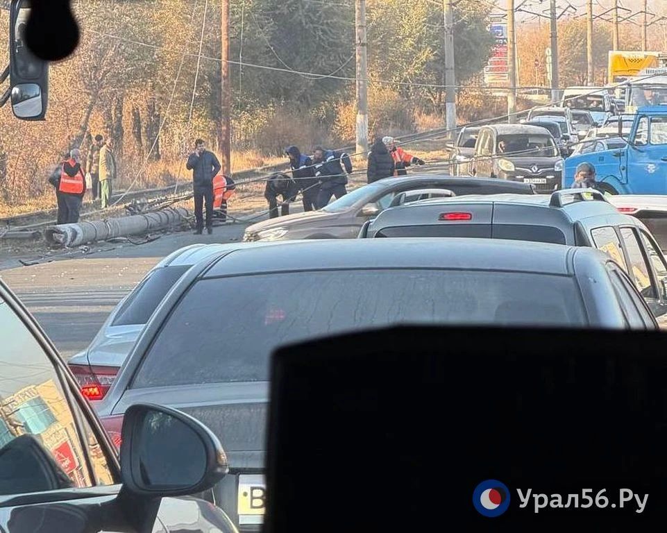 Пробка в районе ОЗТП, на земле лежит столб: В Орске на «Ключе» произошло ДТП