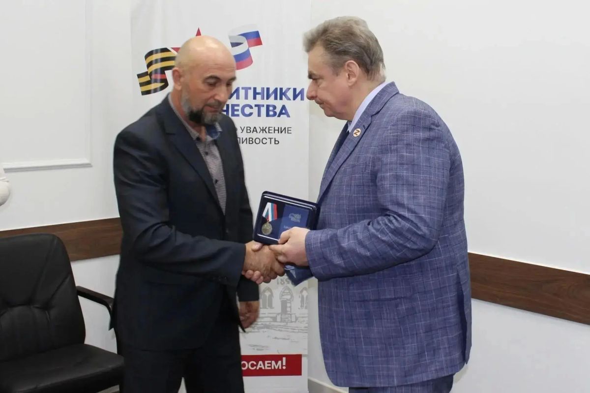 В Оренбурге отцам героев СВО вручили медали «Отец солдата» В Оренбурге отцам героев СВО вручили медали «Отец солдата»