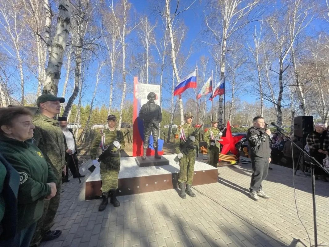 В Асекеевском районе открыли памятник землякам-участникам СВО В Асекеевском районе открыли памятник землякам-участникам СВО
