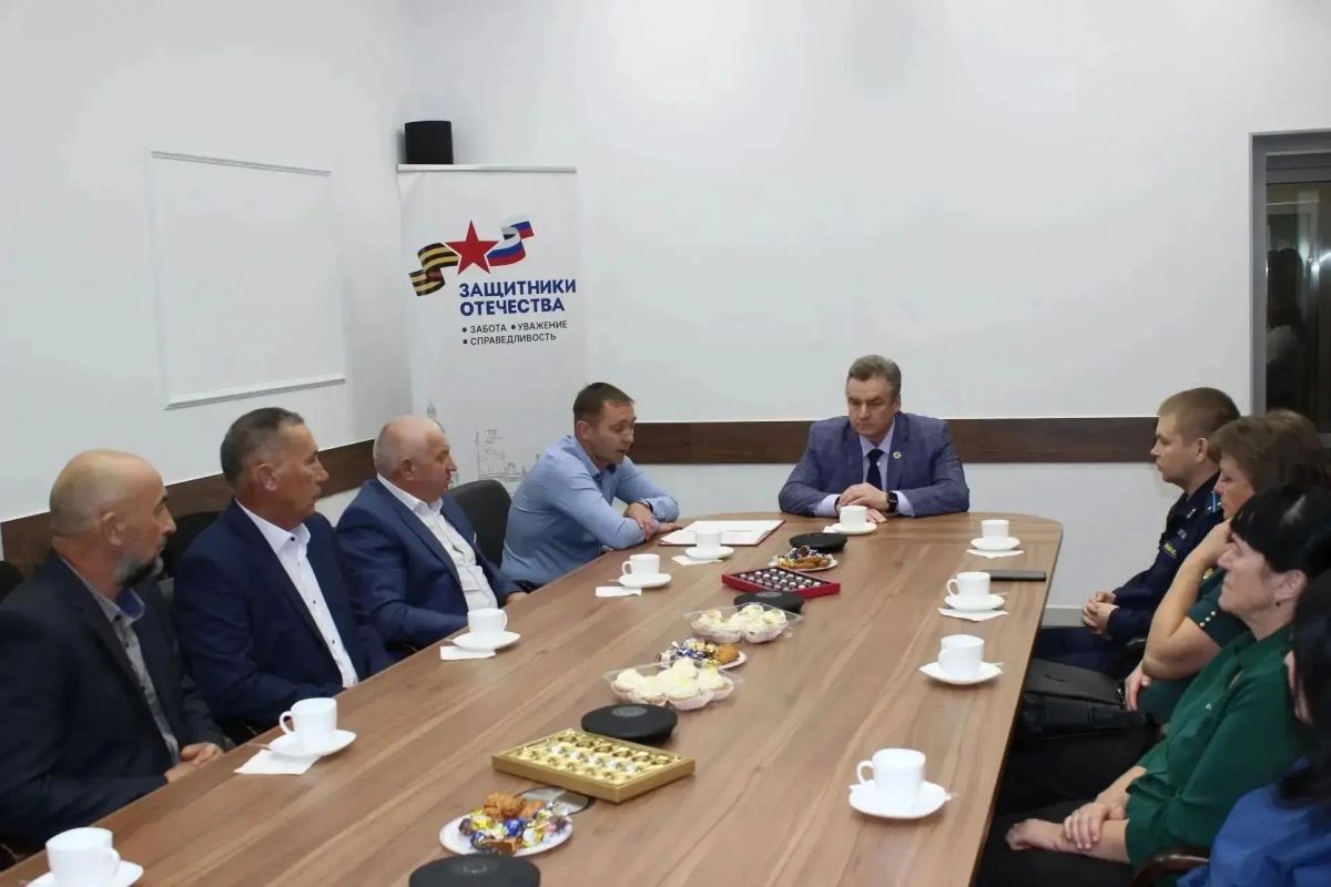 В Оренбурге отцам героев СВО вручили медали «Отец солдата» В Оренбурге отцам героев СВО вручили медали «Отец солдата»