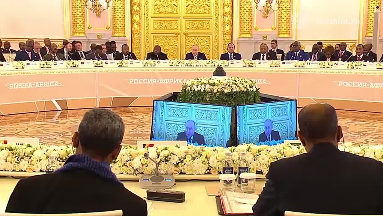 Владимир Путин выступил на пленарном заседании саммита «Россия – Африка»