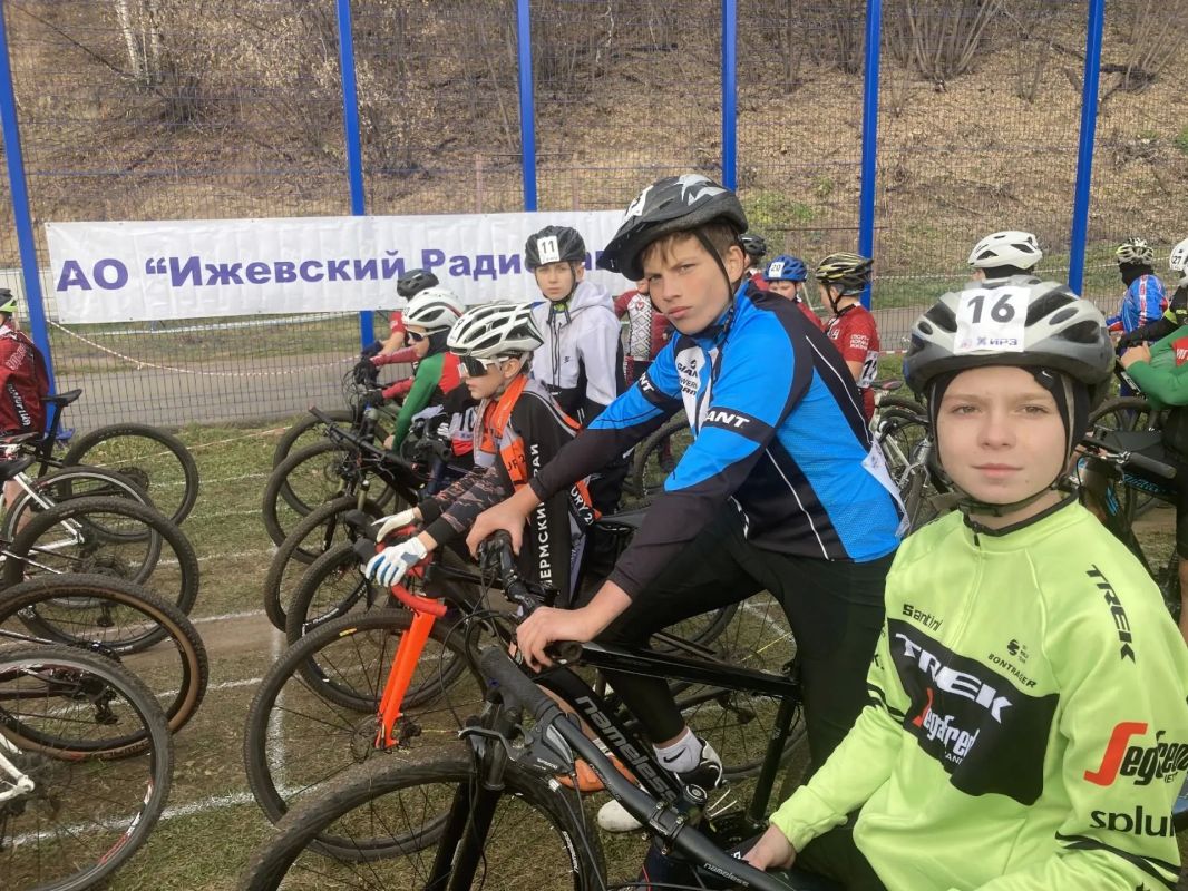 Оренбургские велосипедисты приняли участие во всероссийском велокроссе Оренбургские велосипедисты приняли участие во всероссийском велокроссе