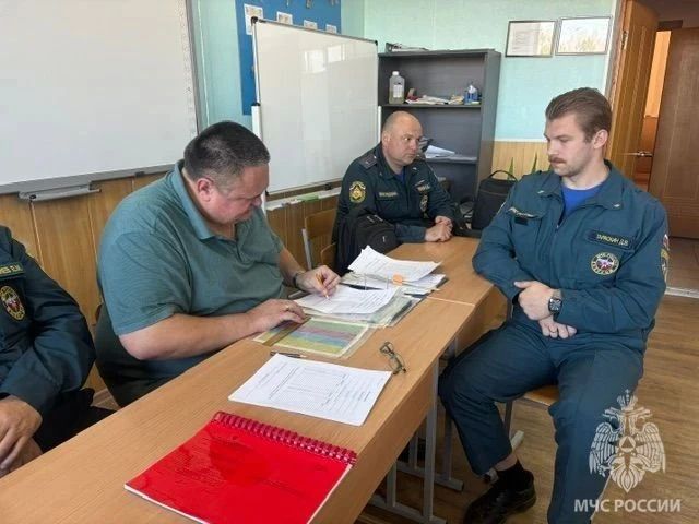 От мастерства водителя пожарного автомобиля зависят жизни людей — и тех, кого он спасает, и тех, кто находится рядом с ним в кабине От мастерства водителя пожарного автомобиля зависят жизни людей — и тех, кого он спасает, и тех, кто находится рядом с ним в кабине