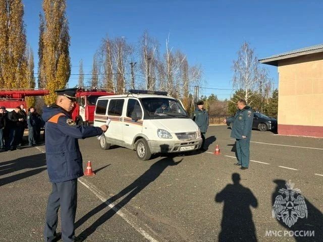 От мастерства водителя пожарного автомобиля зависят жизни людей — и тех, кого он спасает, и тех, кто находится рядом с ним в кабине От мастерства водителя пожарного автомобиля зависят жизни людей — и тех, кого он спасает, и тех, кто находится рядом с ним в кабине