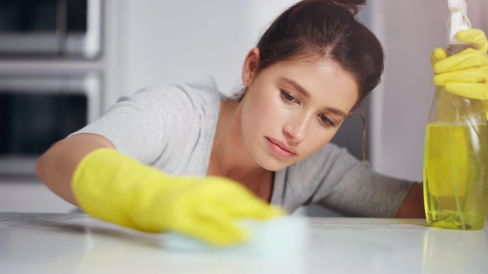 Не «лимонка» и не сода: въевшиеся пятна на кухонной столешнице растворят эти 3 средства
