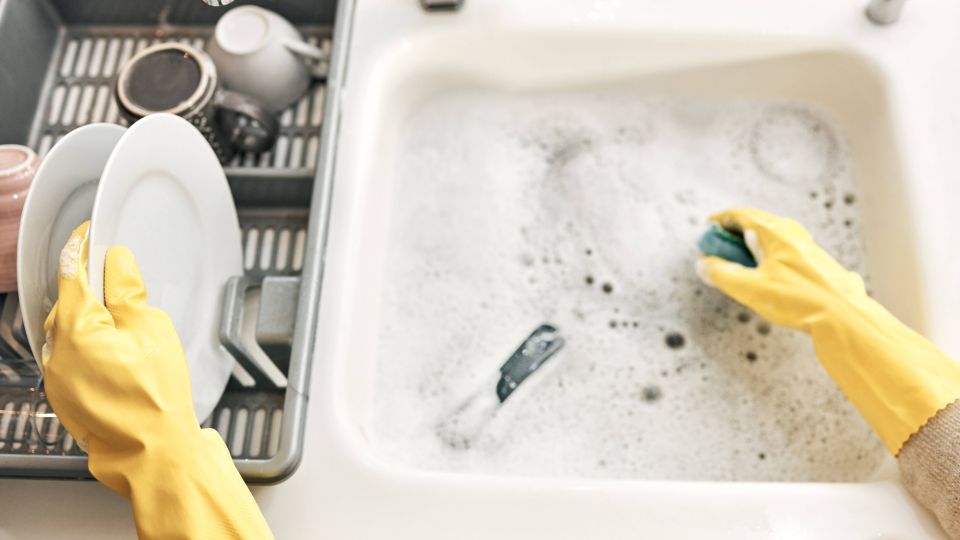 Знает одна хозяйка из сотни: сколько секунд нужно ополаскивать посуду от мыла
