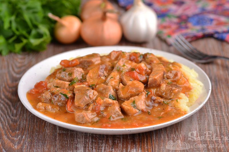 Нежный гуляш из свинины с помидорами: простота и вкус в каждом кусочке