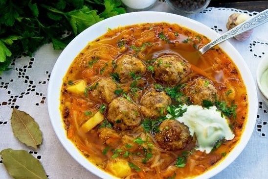 Ароматные щи с фрикадельками и томатами: быстро и вкусно