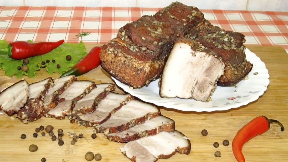 Господство простого вкуса: как дома засолить сало с луковой шелухой