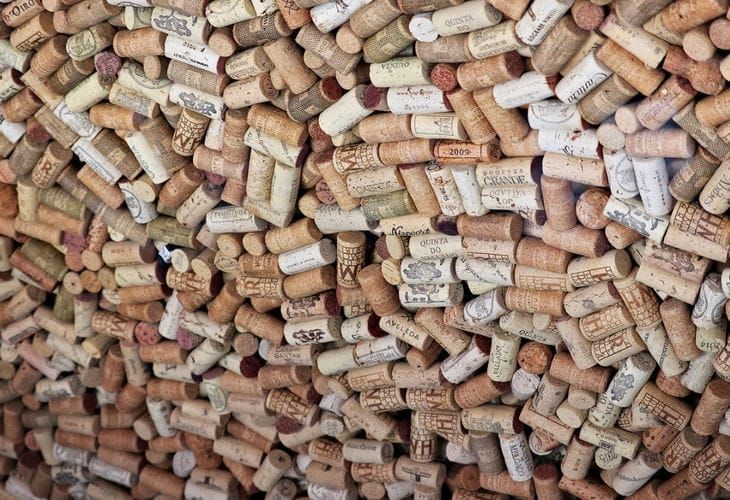 Не выбрасывайте пробки от вина: 5 невероятных способов их использования в быту