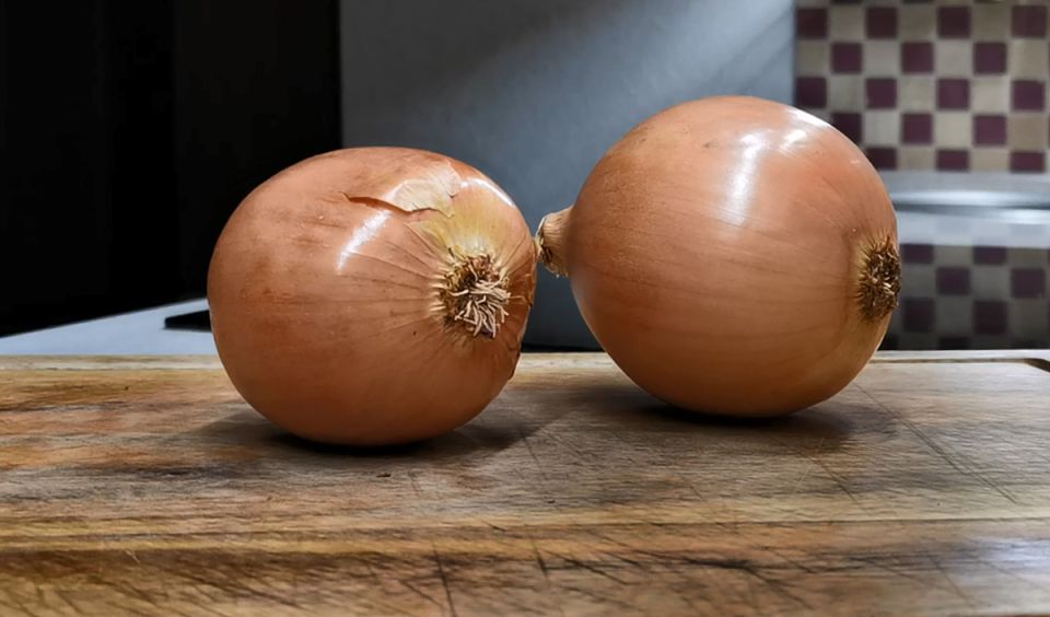 Супербыстрый луковый салат, который исчезает с тарелки за считанные минуты