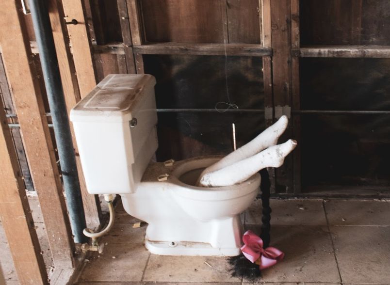 Как справиться с засорами в унитазе: советы и решения