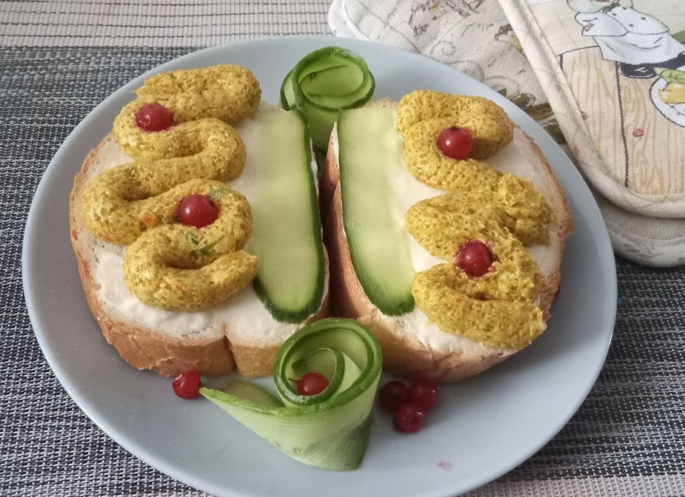 Вкусные моменты: легкая закуска с икрой сельди за 20 минут