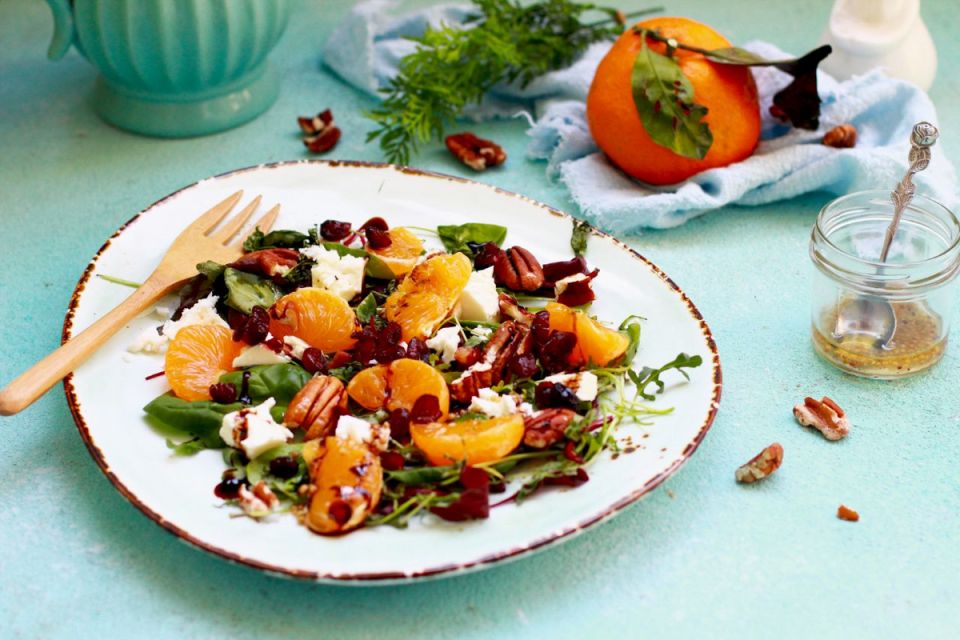 Праздничный салат: фета, мандарины и орехи для новогоднего стола